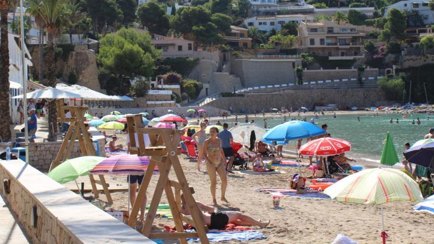 Las sillas de vigilancia seguían vacías pasadas las 11 de la mañana y con la playa ya repleta.