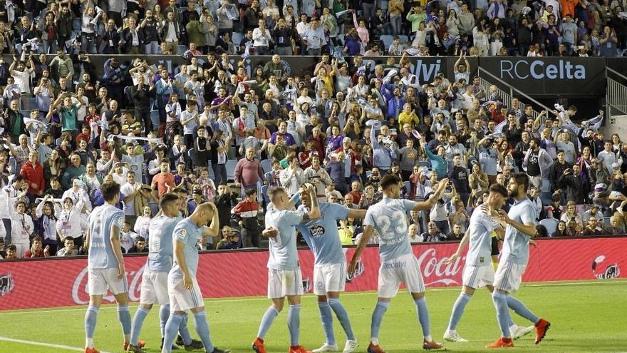 Comunión entre la afición del Celta y los jugadores. // J. Lores