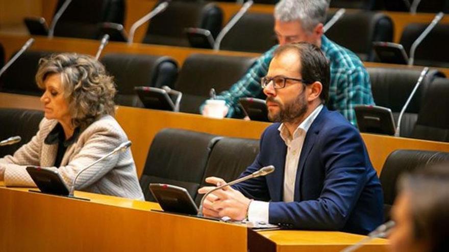 El concejal del PSOE Daniel Viondi dejará su acta tras tocarle la cara a Almeida en tres ocasiones