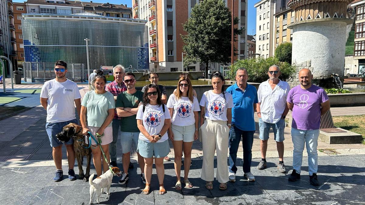 Integrantes de la plataforma "Siero por el Agua", este sábado, junto al estanque del parque Alfonso X "El Sabio" de Pola de Siero.