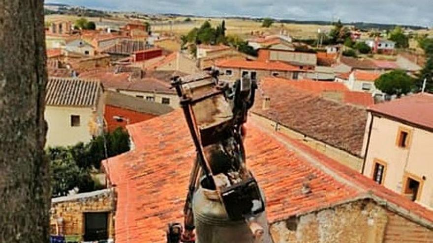 Desmontaje de las campanas viejas de Fuentespreadas. | Cedida