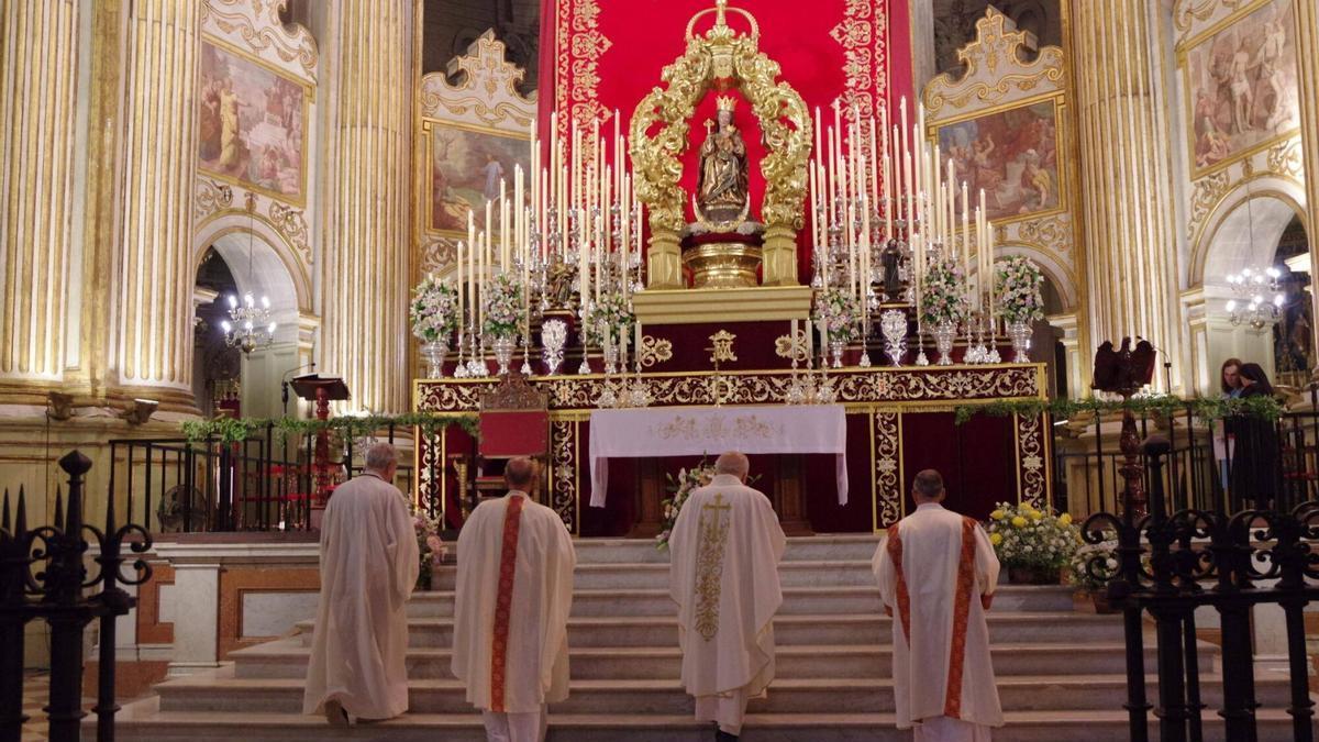 Comienzo de la Novena a la Virgen de la Victoria tras la reforma del presbiterio para recuperar su imagen original