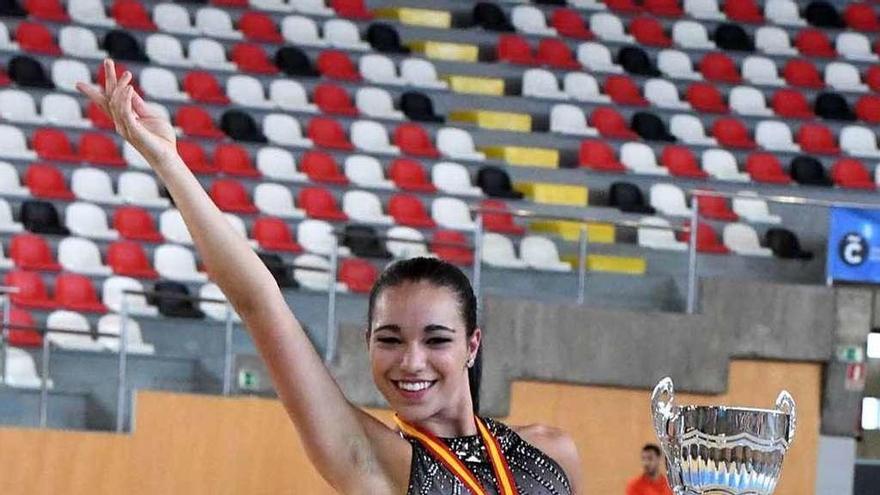 Nadia Iglesias posa radiante con la copa de Campeona de España.