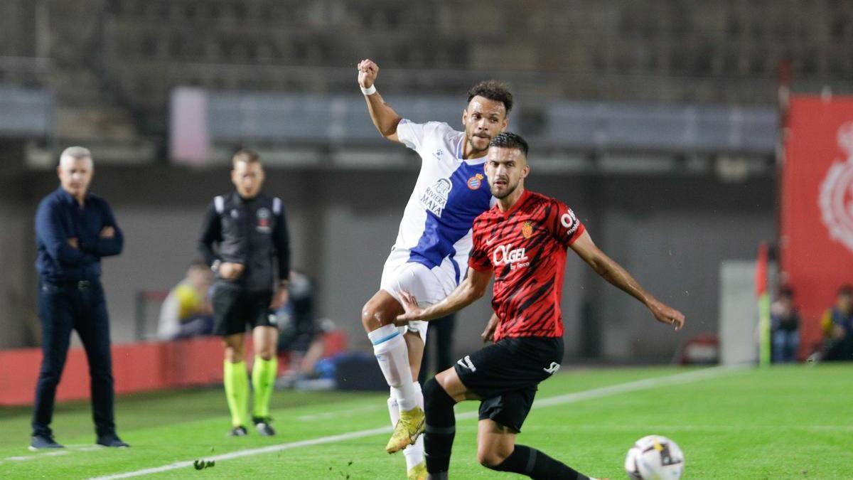 Copete, junto a Brathwaite, en el partido de la primera vuelta entre Mallorca y Espanyol que concluyó en empate (1-1).