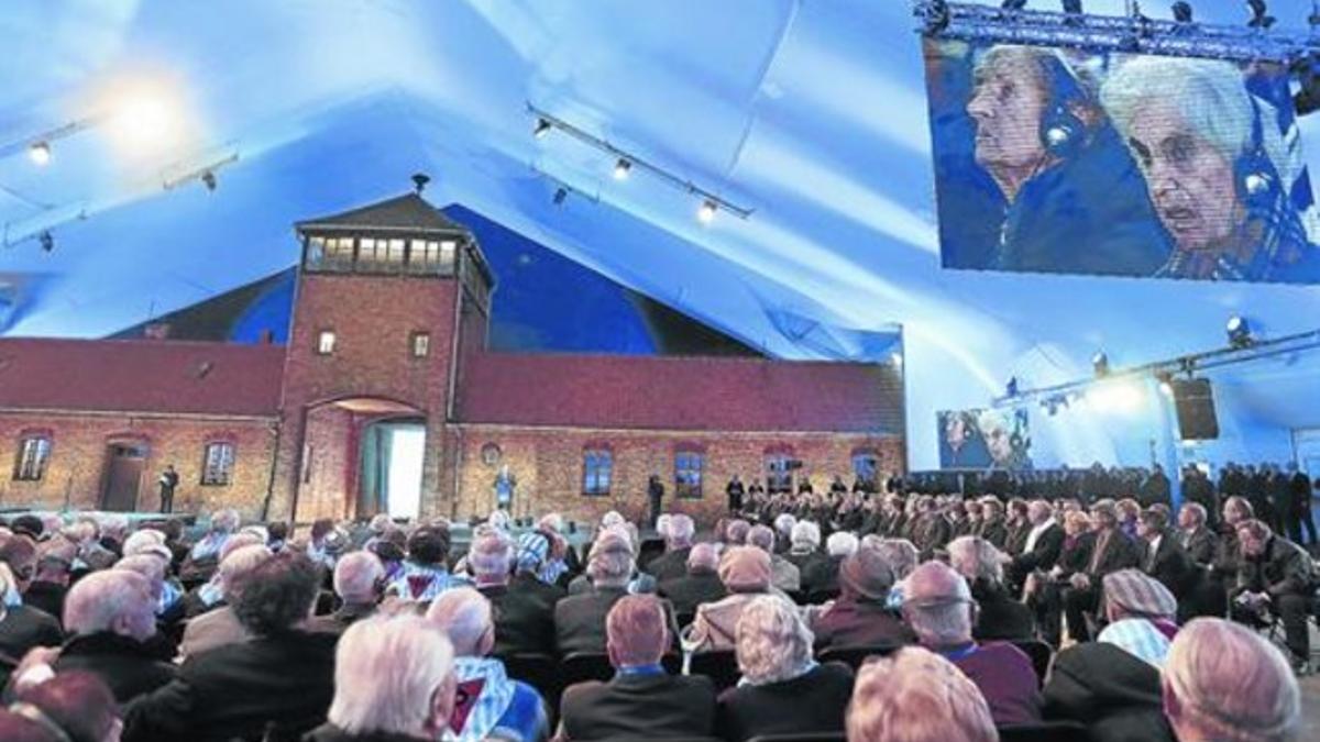 Supervivientes del campo de concentración de Auschwitz, liberado el 27 de enero de 1945 por tropas soviéticas, asisten a la ceremonia de conmemoración junto a líderes mundiales, ayer.