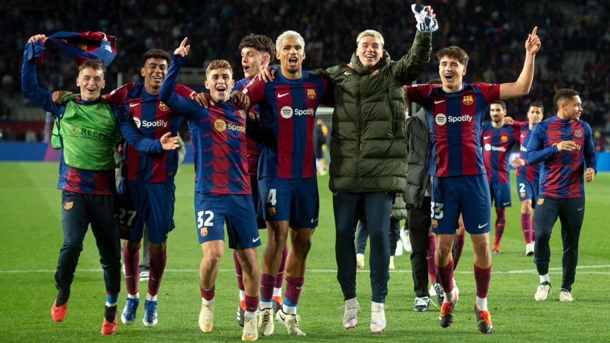 Los jugadores del Barça, eufóricos, celebran el triunfo con la hinchada.