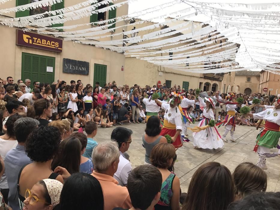 Los 'Cossiers' de Algaida tumban al 'dimoni' tras la misa en honor a Sant Jaume