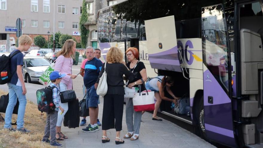 Pasajeros embarcan en bus en otro corte anterior de ferrocarril.