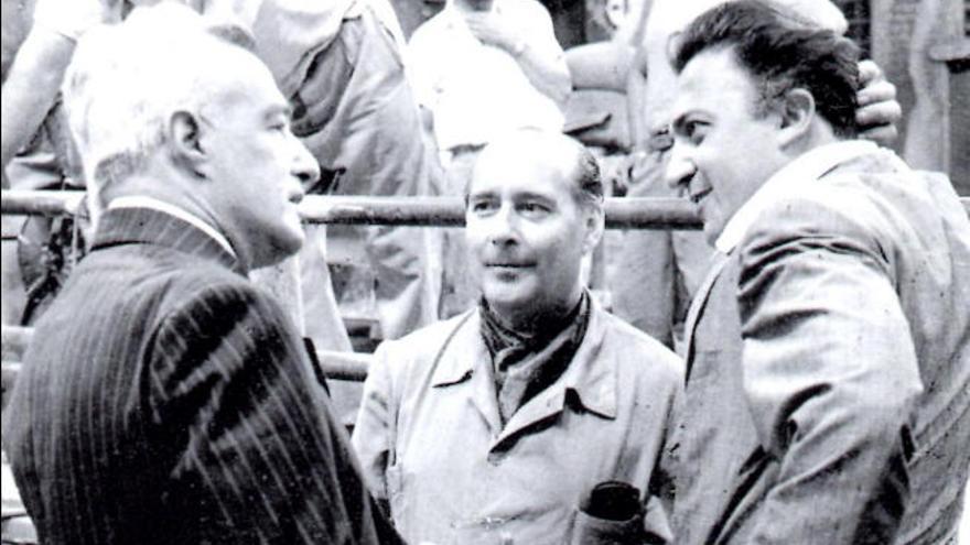 Vittorio de Sica, Roberto Rossellini (en el centro) y Fellini.