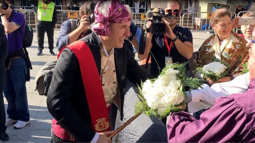 VÍDEO | Ofrenda de la corporación municipal con Azcón como protagonista en la Ofrenda de Flores 2022