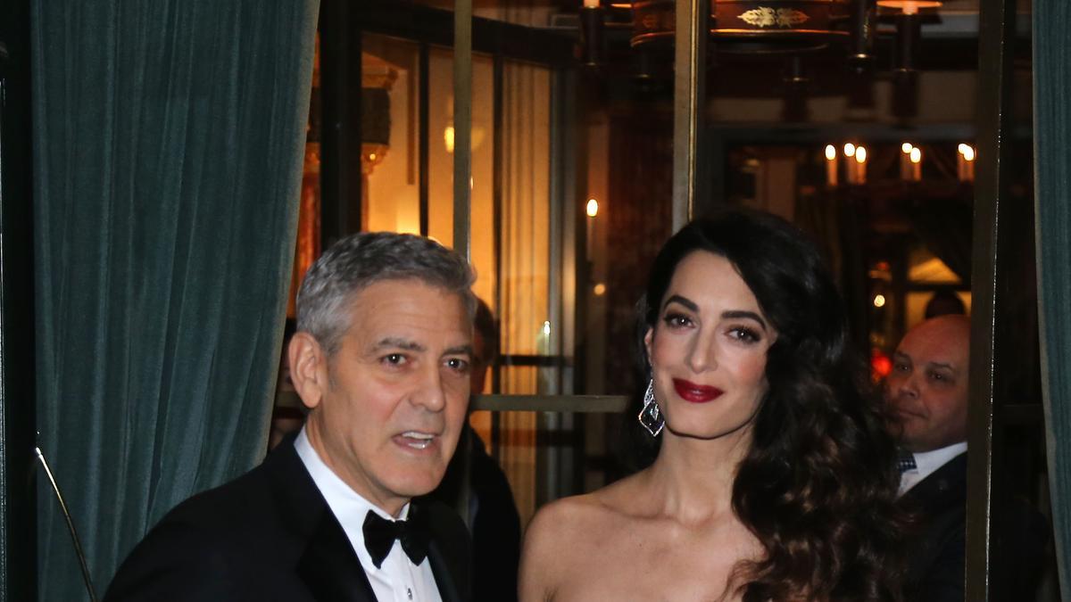 Amal Clooney embarazada en París