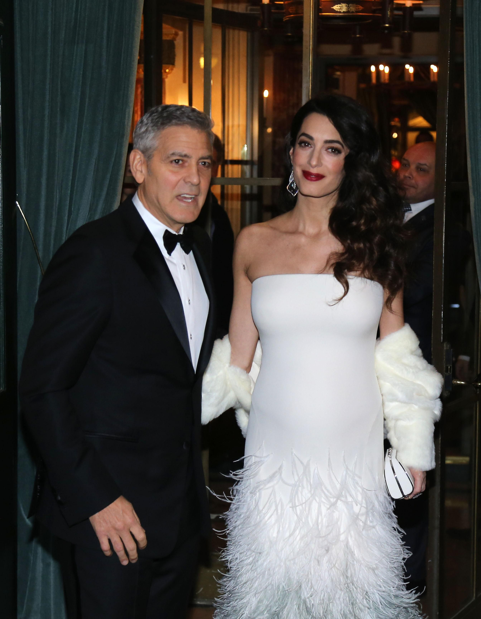 Amal Clooney embarazada en París