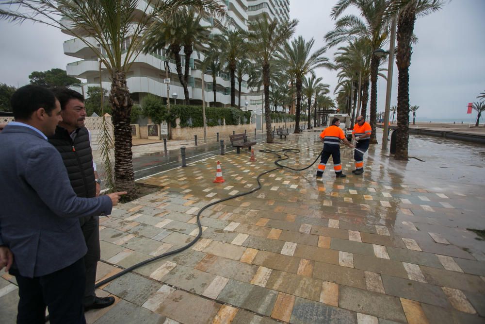 Imágenes de la playa de San Juan, donde la lluvia ha ocasionado serios daños en el arenal y el paseo peatonal.