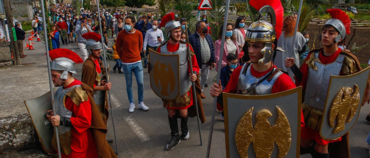 Varios jóvenes vestidos de soldados romanos, el pasado Domingo de Ramos, en Paradela