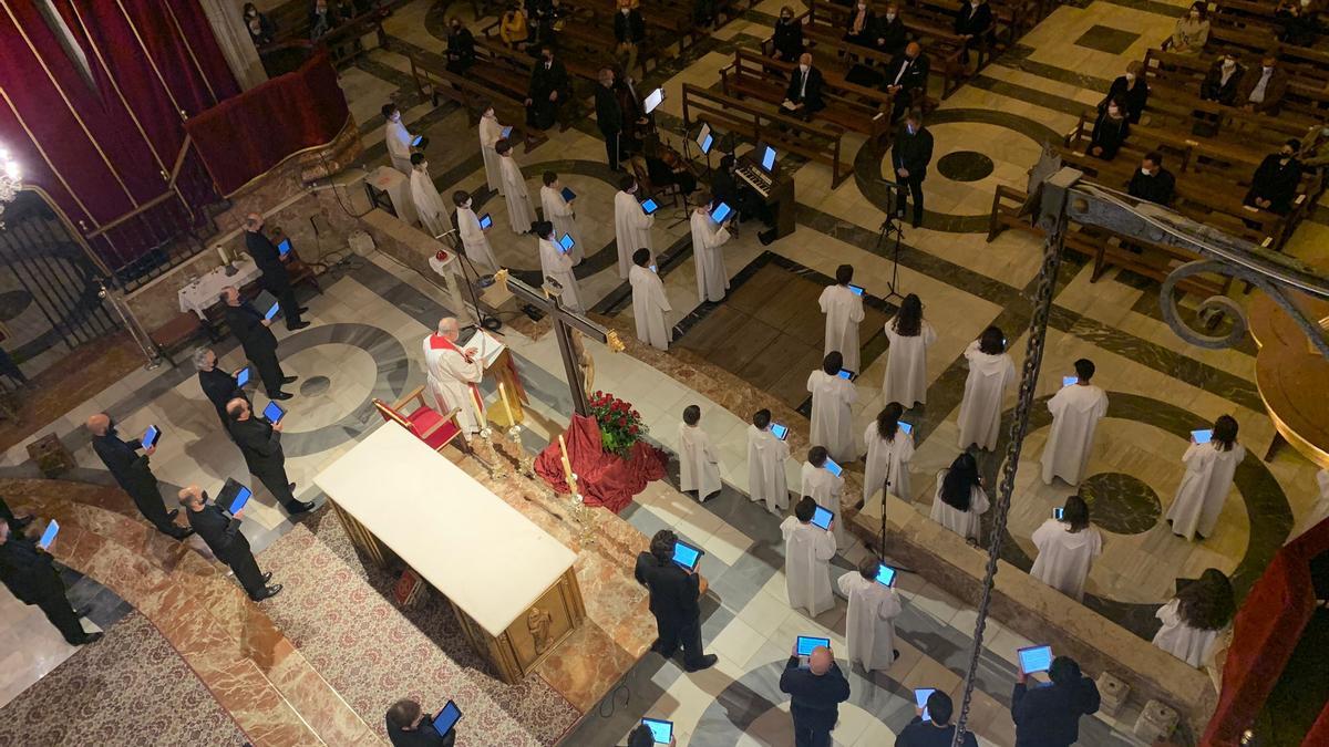 Una imagen de la actuación este Viernes Santo en la basílica de Santa María de Elche de la capilla y el coro del Misteri.