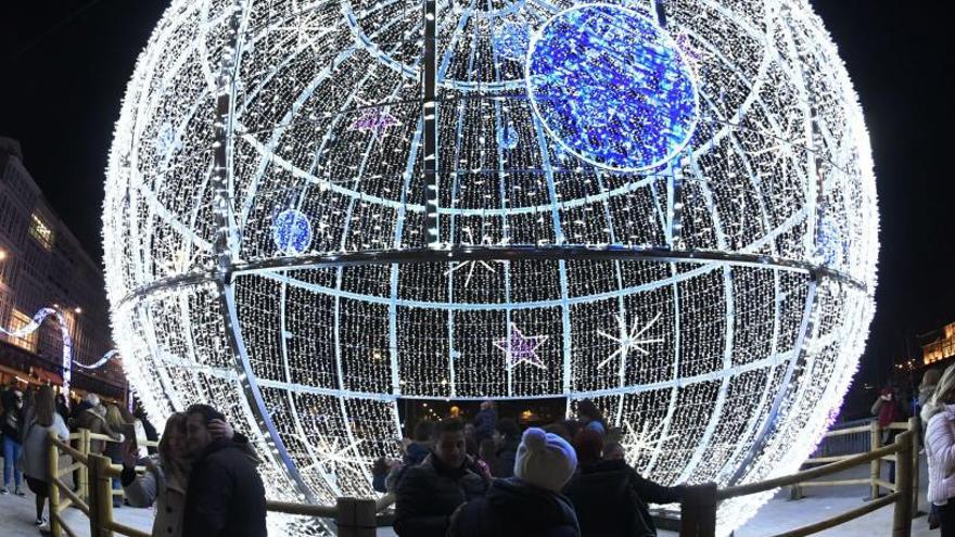 Bola de Navidad instalada en la Marina de A Coruña.