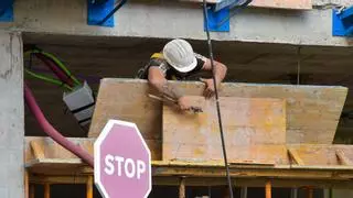 El récord de empleo sube otro escalón pero Canarias suma 21.800 parados