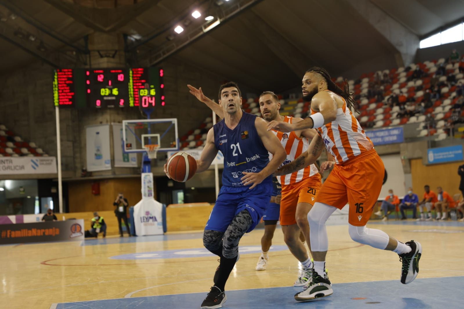 Las mejores imágenes del enfrentamiento entre el Leyma Coruña y el Liberbank Oviedo Baloncesto