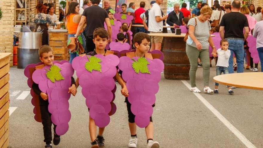 Tres niños caracterizados como racimos de uva. |   // IÑAKI ABELLA