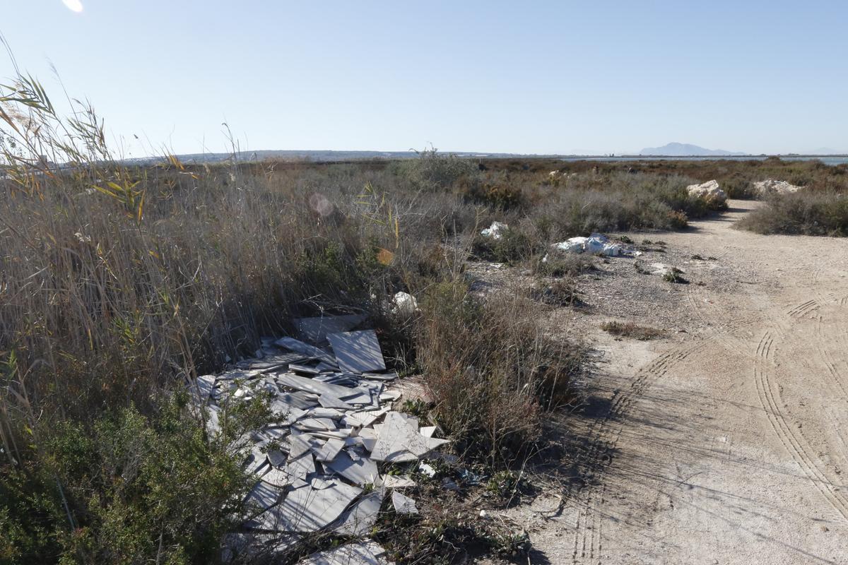 Residuos vertidos de forma ilegal e incontrolada en el área de Las Salinas de Santa Pola, en una foto facilitada por los ecologistas