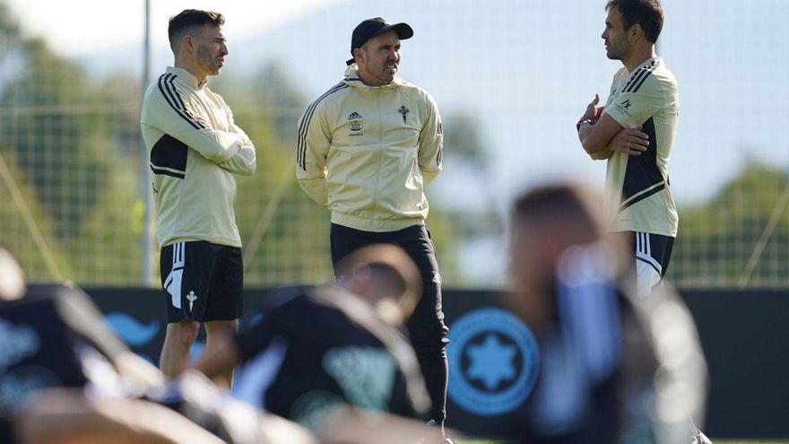 Coudet conversa con Ariel Brogui y Borja Oubiña durante un reciente entrenamient del Celta. | // RCCV