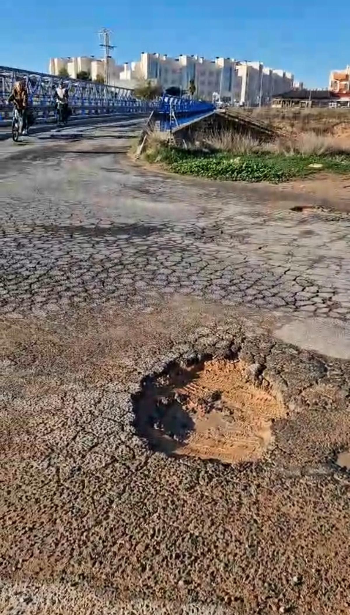 Estado de la carretera de acceso al IES Playa Flamenca