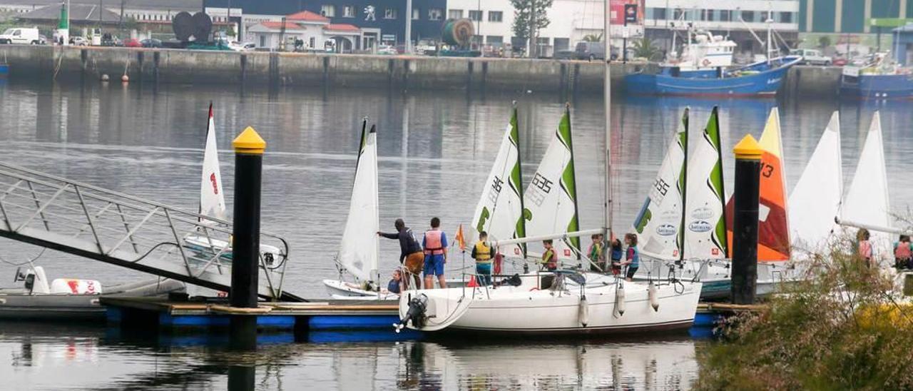 Los alumnos de 5.º B, en el paseo de la ría tras la actividad.