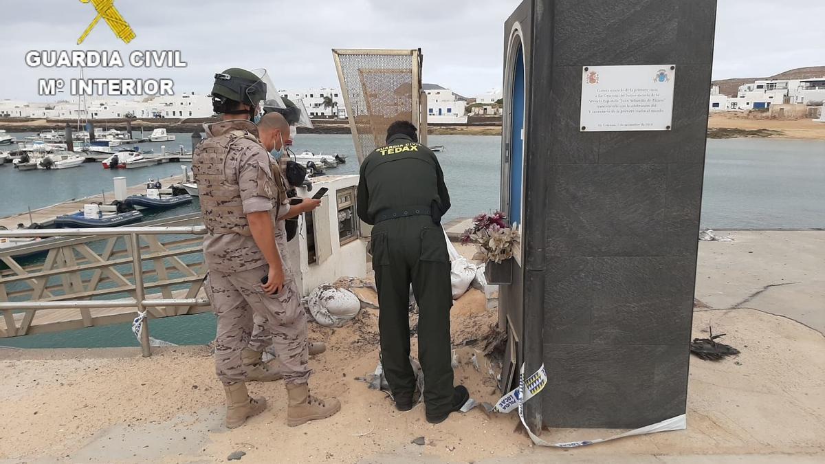La Guardia Civil y la Armada detonan un proyectil colocado a modo de adorno en la puerta de una casa en Caleta de Sebo, en La Graciosa.