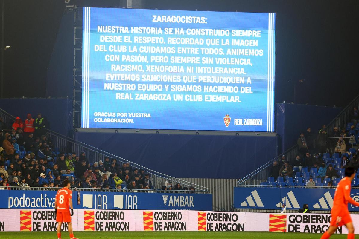 menaje que apareció en los videomarcadores cuando se escucharon algunos de los cánticos denunciados por LaLiga ante el Sanse.