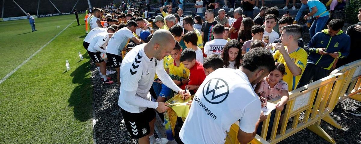 Sandro y Álex Suárez  atiende a los jóvenes aficionados de la UD en Barranco Seco.