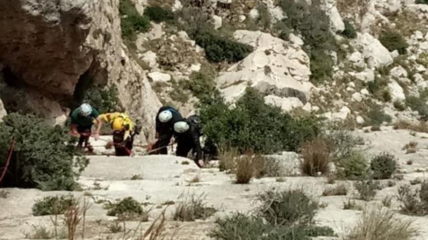 Rescatan a un escalador tras permanecer dos horas colgado en el Penyal d´Ifac