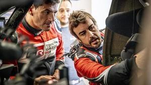 Marc Coma y Fernando Alonso repasan el interior de su Toyota.