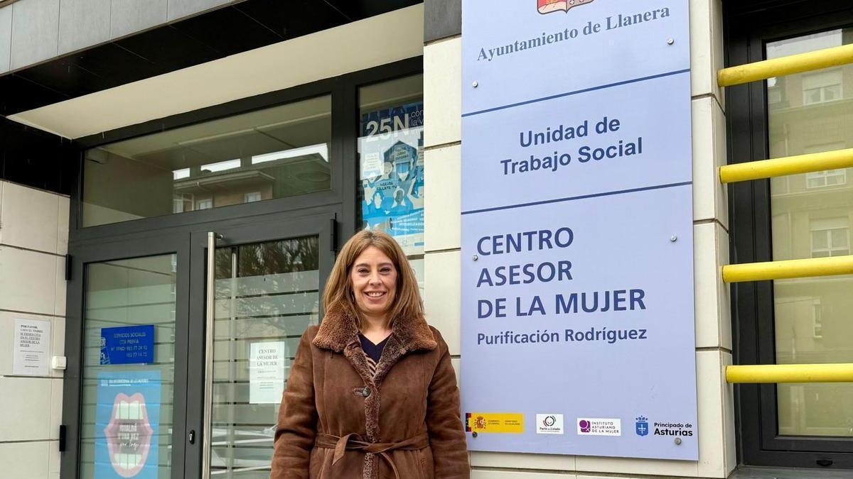 Nuria Niño, ante el Centro Asesor de la Mujer de Llanera