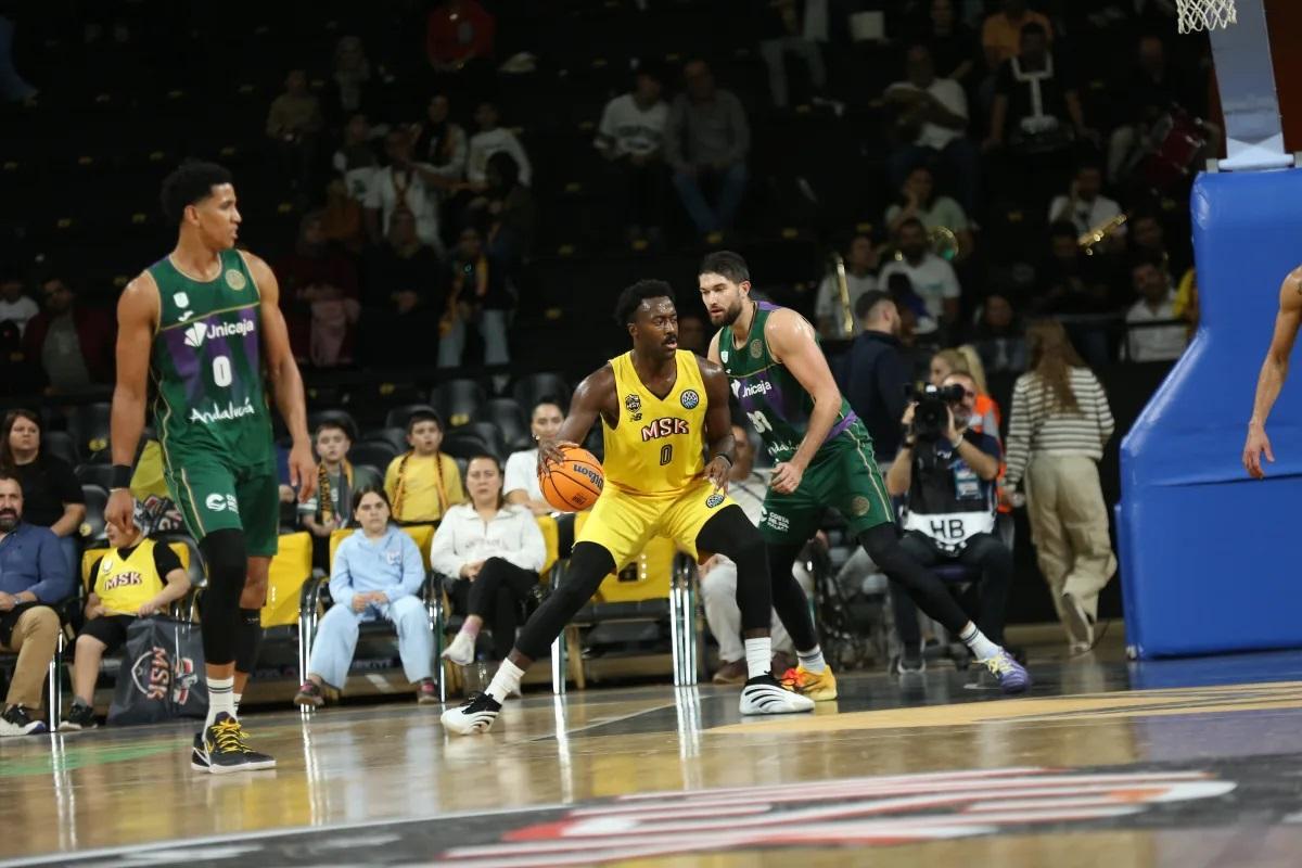 Tyson Pérez y Killian Tillie, durante el partido contra el Mersin en Turquía.