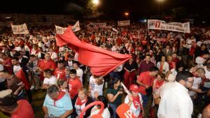 Simpatizantes participan en el acto de cierre de campaña del candidato a la presidencia de Paraguay del Partido Colorado, Santiago Peña.