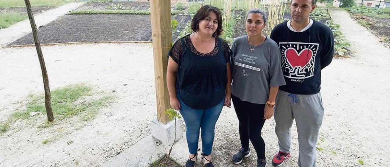 Lorena Neira, Candela Herrera y Ramón Fernández, de la asociación Luar, en San Lázaro de Paniceres.