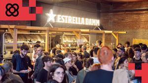 Ambiente festivo en el recinto de la Antigua Fábrica Estrella Damm durante una jornada de puertas abiertas, el año pasado.