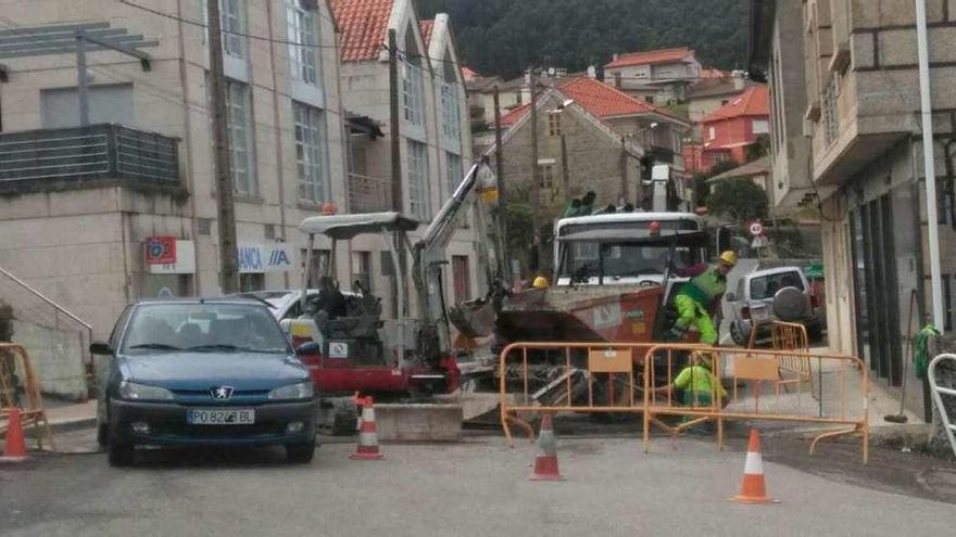 Las obras de reparación del firme en la carretera de O Hío. // S.Á.