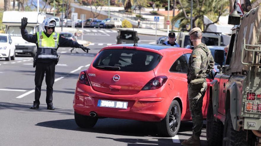 Control de la Policía Local, junto a varios militares, en el barrio de La Vera, en el Puerto de la Cruz.