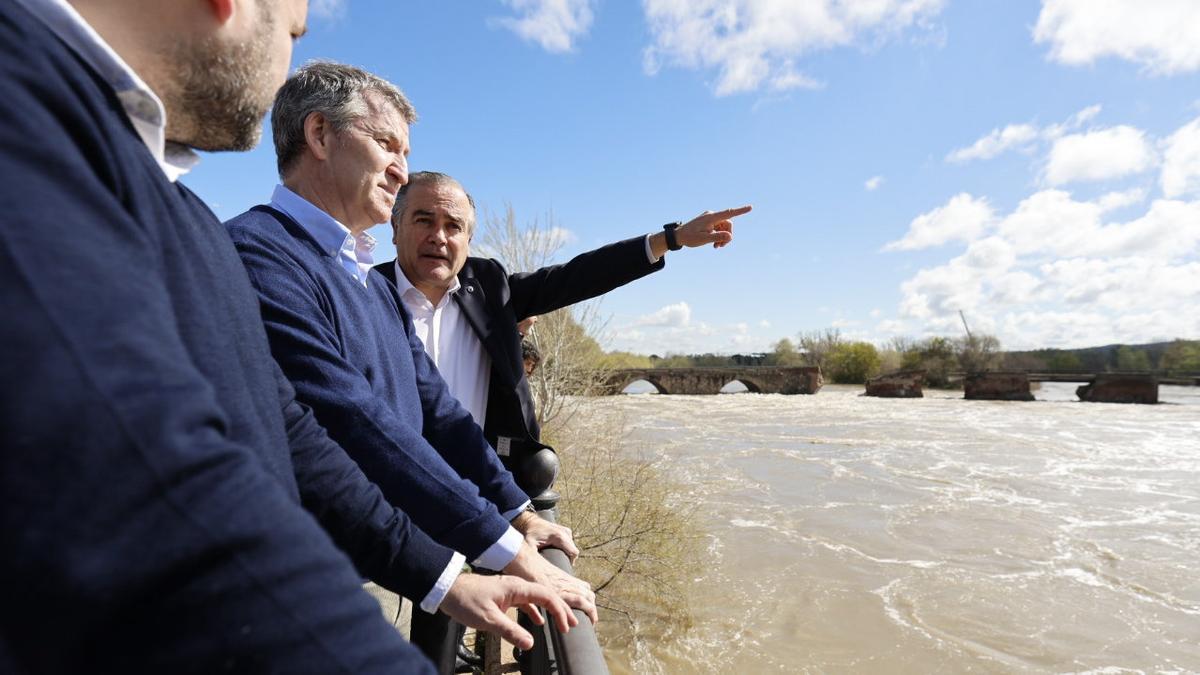 Alberto Núñez Feijóo, junto al presidente del PP de Castilla-La Mancha, Paco Núñez, y el alcalde de Talavera de la Reina, José Julián Gregorio, en el municipio toledano.
