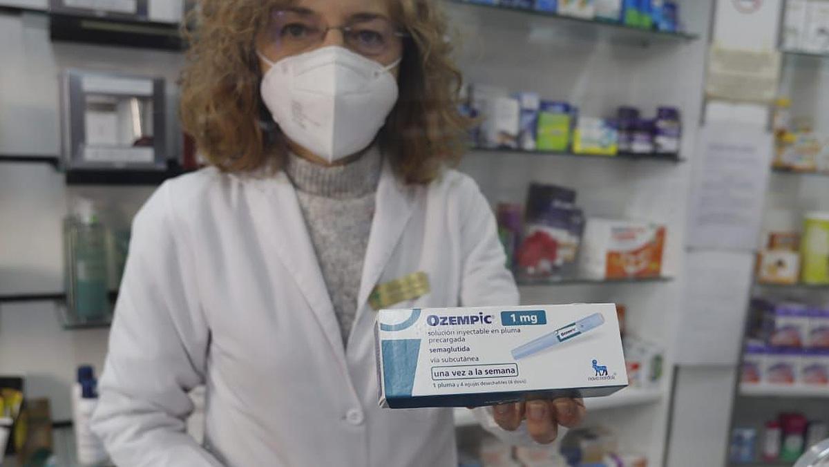 Una farmacéutica mostrando uno de los medicamentos con problemas de suministro. PERALES IBORRA