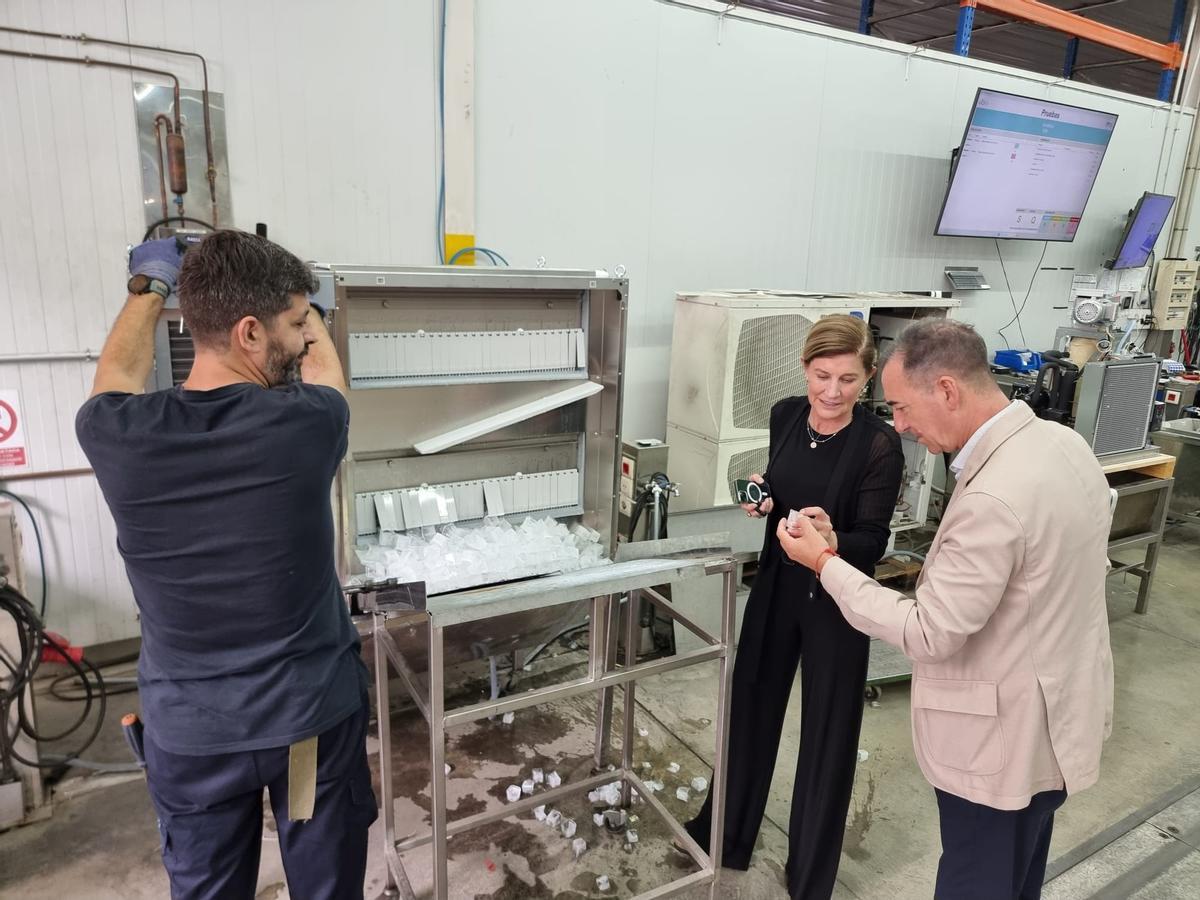 El alcalde Robert Raga durante una visita a una empresa de la localidad.