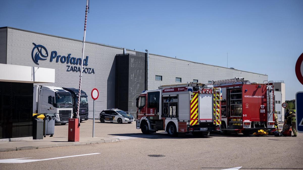 En imágenes | Evacuadas 500 personas en Plaza tras producirse una fuga de amoniaco en una nave