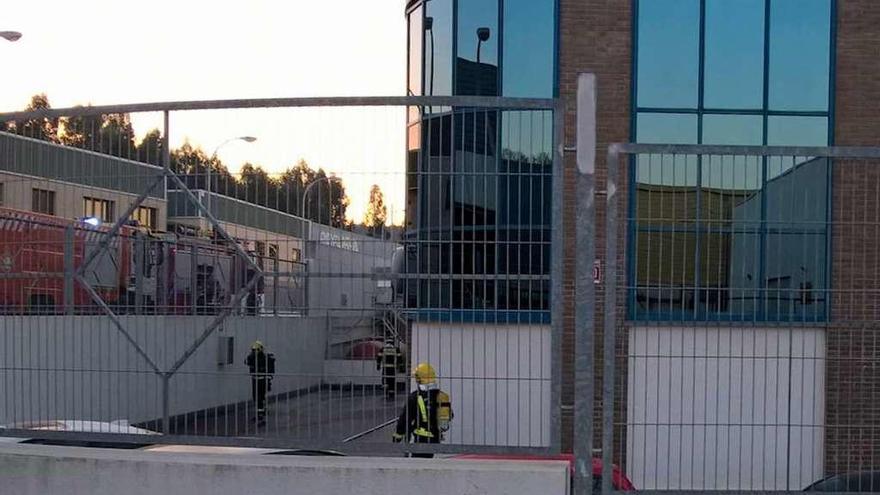 Bomberos en las instalaciones de la empresa Impex Europa, en Trabanca Badiña. // Iñaki Abella