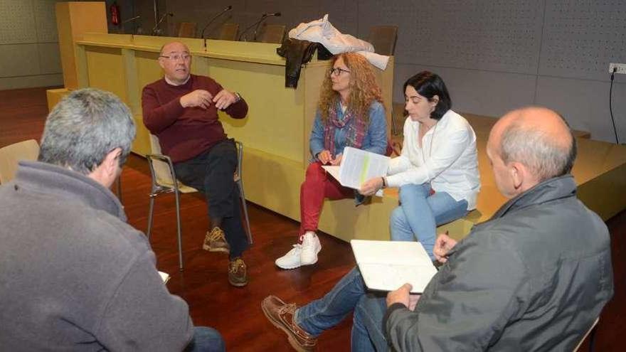 Miembros de la Plataforma pola Defensa da Sanidade Pública do Salnés se reunieron ayer en el Auditorio de Vilagarcía. // Noé Parga