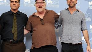 De izquierda a derecha, Joaquin Phoenix, Philip Seymour Hoffman y Paul Thomas Anderson posan en Venecia en septiembre del 2012.