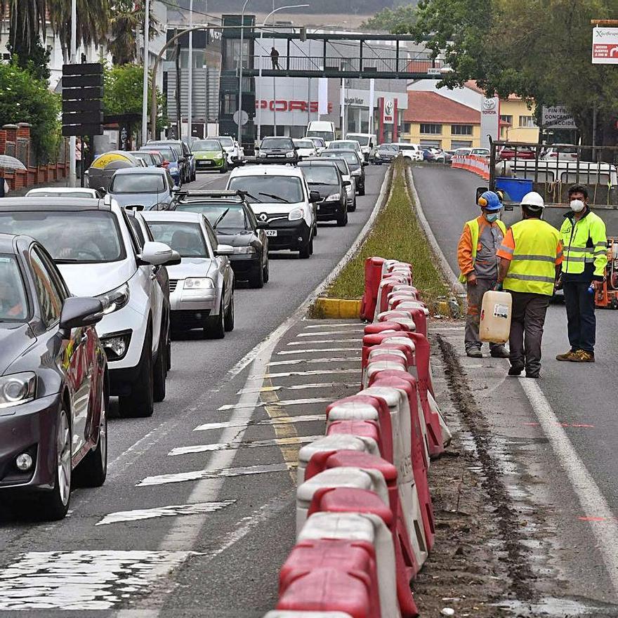 Uno de los dos carriles en sentido Madrid, cortado ayer en la AC-12 en las inmediaciones de Sol y Mar y cola de vehículos.   | // VÍCTOR ECHAVE