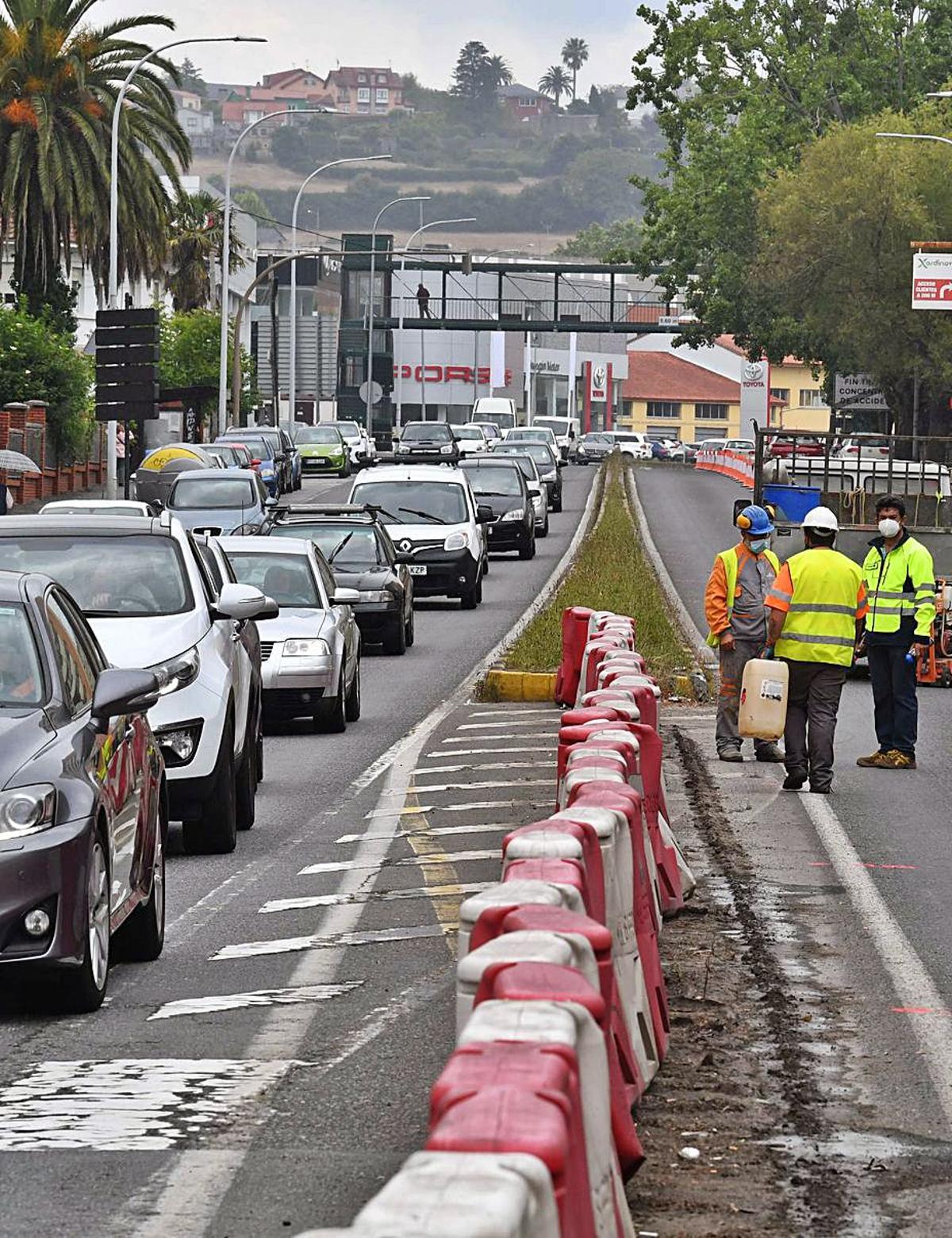 Uno de los dos carriles en sentido Madrid, cortado ayer en la AC-12 en las inmediaciones de Sol y Mar y cola de vehículos.   | // VÍCTOR ECHAVE