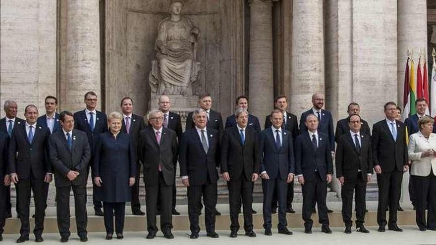 Los 27 líderes de la UE, reunidos ayer en Roma, posan junto a los presidentes de las máximas instituciones comunitarias. En primera fila, a la derecha, Mariano Rajoy. // Efe