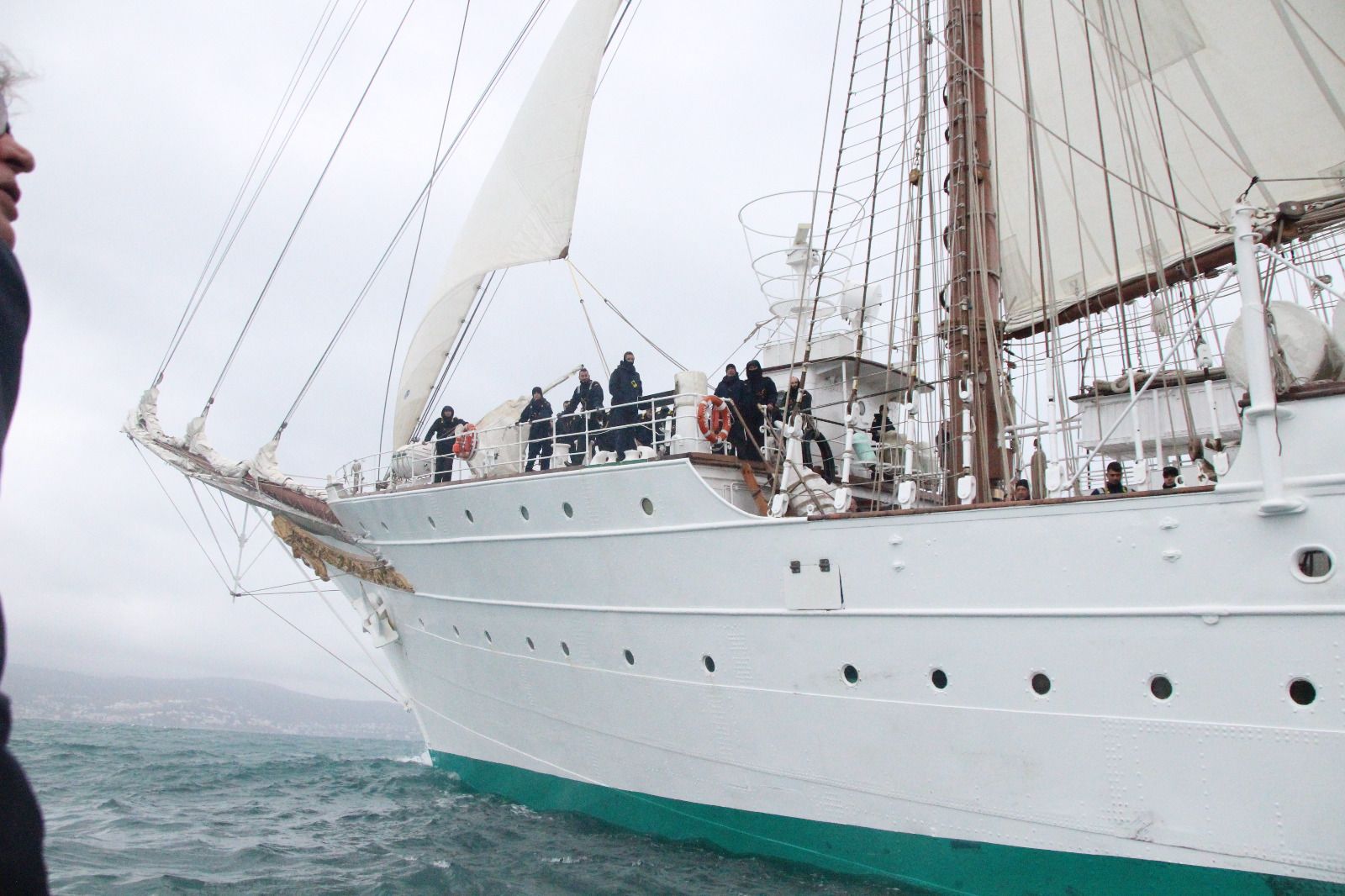 El buc escola Juan Sebastián Elcano entra a la badia de Roses